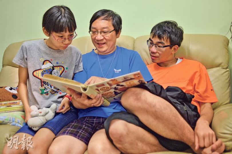 劉家樂(中)多年前辭去建築師一職照顧同患自閉症的幼女劉欣琪(左)及長子劉進彥(右),即使兩人20多歲仍喜愛親近爸爸,不時「坐大髀」,劉家樂笑言「很溫馨」,最大願望是子女健康。(鄧宗弘攝) 劉家樂(中)多年前辭去建築師一職照顧同患自閉症的幼女劉欣琪(左)及長子劉進彥(右),即使兩人20多歲仍喜愛親近爸爸,不時「坐大髀」,劉家樂笑言「很溫馨」,最大願望是子女健康。(鄧宗弘攝)