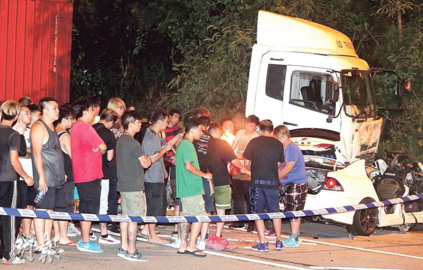 私家車男乘客的妻子(中)在現場知悉丈夫死訊後傷心痛哭,需由親友攙扶。(林俊源攝)
私家車男乘客的妻子(中)在現場知悉丈夫死訊後傷心痛哭,需由親友攙扶。(林俊源攝)