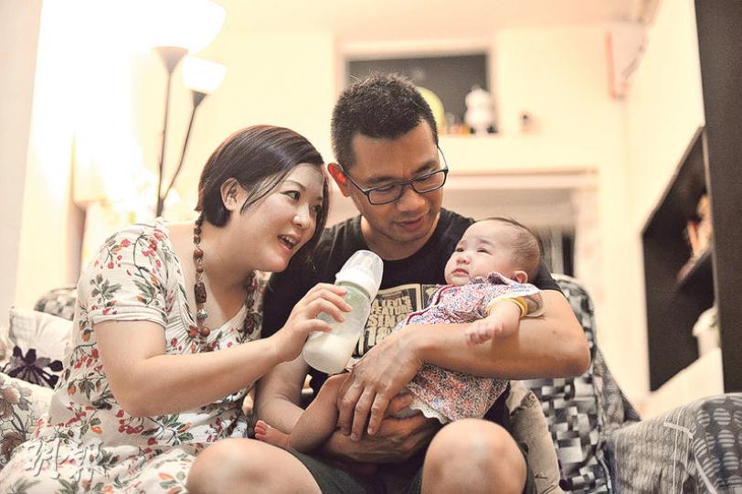 喝奶粉長大的Noel,女兒至今3個月大,發育亦無偏離生長曲線,Noel說自己亦是喝奶粉長大,飲奶粉與母乳屬個人選擇,孩子健康就好。(馮凱鍵攝)從事獸醫的Kathryn曾因未能餵哺母乳而內疚,但退一步想自己亦不是吃母乳長大,眼見近兩歲的兒子健康快樂,自己亦安心釋懷。(鄧宗弘攝) 喝奶粉長大的Noel,女兒至今3個月大,發育亦無偏離生長曲線,Noel說自己亦是喝奶粉長大,飲奶粉與母乳屬個人選擇,孩子健康就好。(馮凱鍵攝)從事獸醫的Kathryn曾因未能餵哺母乳而內疚,但退一步想自己亦不是吃母乳長大,眼見近兩歲的兒子健康快樂,自己亦安心釋懷。(鄧宗弘攝)