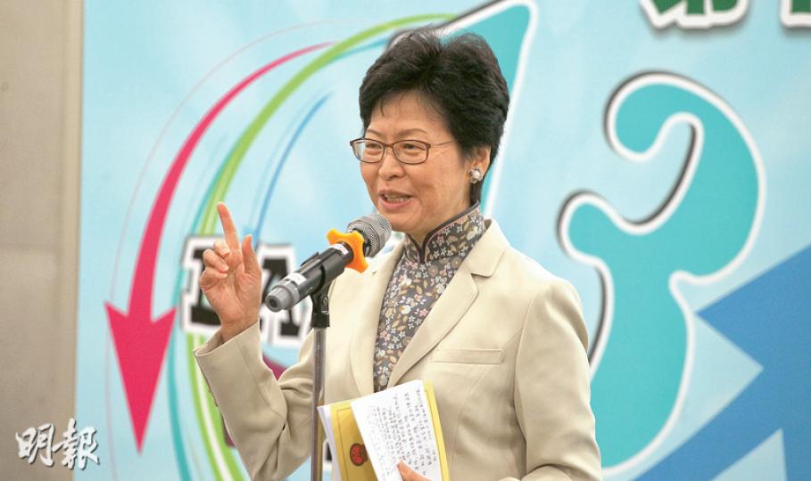 林鄭月娥昨出席《基本法》青年高峰會時,笑言自己並非「講慣基本法」,形容今次是「處女作」。她透露,大會邀請她時,原安排談退休保障,但自己反建議談基本法。林太又指出,論壇曾考慮閉門,但因香港社會高度政治敏感,為免被形容為「洗腦工作」,不如改為公開。(李紹昌攝) 林鄭月娥昨出席《基本法》青年高峰會時,笑言自己並非「講慣基本法」,形容今次是「處女作」。她透露,大會邀請她時,原安排談退休保障,但自己反建議談基本法。林太又指出,論壇曾考慮閉門,但因香港社會高度政治敏感,為免被形容為「洗腦工作」,不如改為公開。(李紹昌攝)