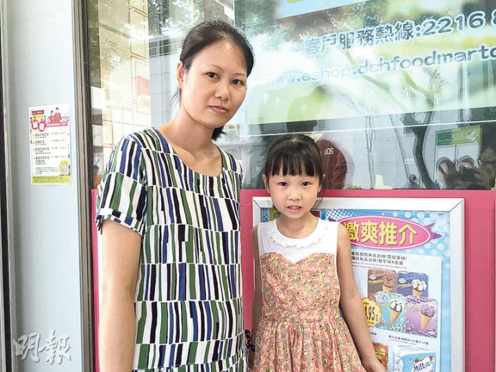 張女士的女兒在幼稚園階段每天也吃糖果,導致蛀牙,幸好現時換恆齒,張女士稱女兒現時都不會吃糖果,但間中也會喝汽水。(劉嘉裕攝)鄭先生與約2歲的小孫女到公園玩耍,他笑說小孫女不揀飲擇食,也愛吃水果,「給她什麼便吃什麼」,較偏食的大孫女「重磅」。(劉嘉裕攝) 張女士的女兒在幼稚園階段每天也吃糖果,導致蛀牙,幸好現時換恆齒,張女士稱女兒現時都不會吃糖果,但間中也會喝汽水。(劉嘉裕攝)鄭先生與約2歲的小孫女到公園玩耍,他笑說小孫女不揀飲擇食,也愛吃水果,「給她什麼便吃什麼」,較偏食的大孫女「重磅」。(劉嘉裕攝)