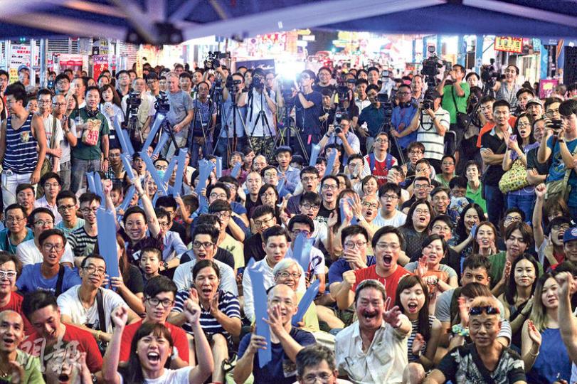 本土民主前線、科大行動及港獨支持者Simon Sin,昨晚於旺角街頭公開直播一場奧運羽毛球中港對戰賽事,約百名巿民到場觀看。(鄧宗弘攝) 本土民主前線、科大行動及港獨支持者Simon Sin,昨晚於旺角街頭公開直播一場奧運羽毛球中港對戰賽事,約百名巿民到場觀看。(鄧宗弘攝)