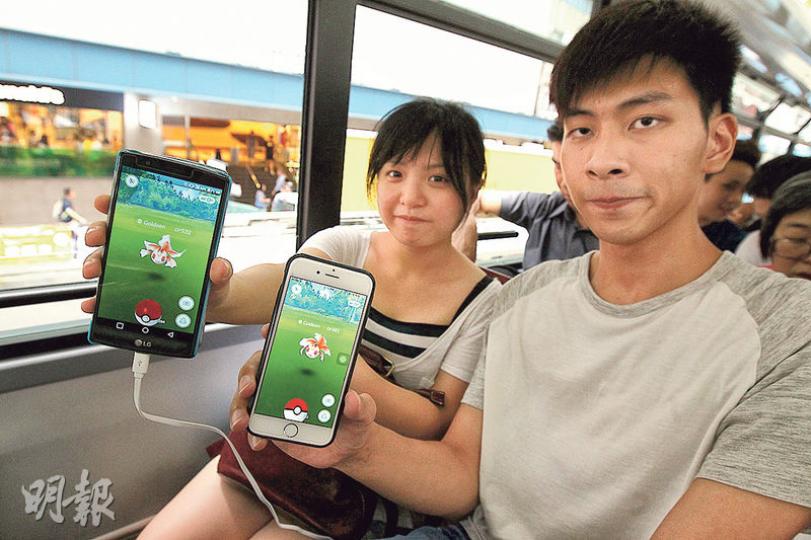 Pokémon Go熱潮未減退,唔少人近排都鍾意搭電車沿線捕捉精靈,電車公司估計晚上時段客量因此增加10%。(李紹昌攝) Pokémon Go熱潮未減退,唔少人近排都鍾意搭電車沿線捕捉精靈,電車公司估計晚上時段客量因此增加10%。(李紹昌攝)