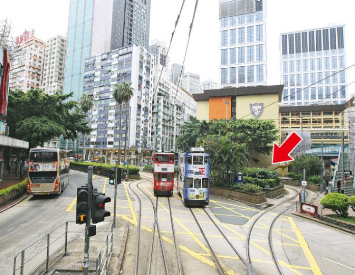 目前電車公司位於銅鑼灣時代廣場地庫的配電站,須於2018年3月底前遷出,電車公司決定斥資3000萬元在區內興建兩個新配電站,其中一個地點為銅鑼灣電車總站旁的島形花槽(箭嘴示)。(李紹昌攝) 目前電車公司位於銅鑼灣時代廣場地庫的配電站,須於2018年3月底前遷出,電車公司決定斥資3000萬元在區內興建兩個新配電站,其中一個地點為銅鑼灣電車總站旁的島形花槽(箭嘴示)。(李紹昌攝)