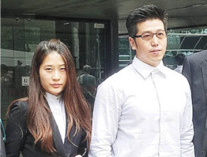 被告鄭家威(右)涉嫌多次在家中毆打當時的同居女友,昨於區域法院續審。(鄧力行攝) 被告鄭家威(右)涉嫌多次在家中毆打當時的同居女友,昨於區域法院續審。(鄧力行攝)
