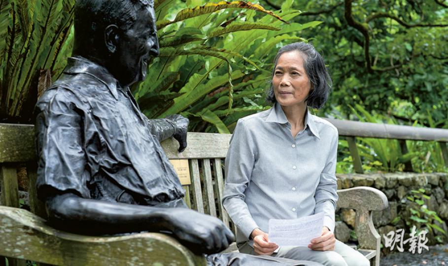 72歲的劉福嬌小時日夜聽媽媽訴說嘉道理爵士的故事,但直至前年首次到訪嘉道理農場,才藉銅像見到嘉道理爵士的樣子。自言讀書少、年輕時主要務農維生的她,月前託女兒代筆,寫下對嘉道理的致謝信,引來回響。(鍾林枝攝)劉福嬌記得14歲時,母親鄧美嬌(右)回家時興高采烈告訴她,抽中了嘉道理農業輔助會派發牛群中最大的一頭。那時輔助會為她拍照留念,在嘉道理農場及劉福嬌姊妹的努力下,終在農場舊相中,找回其母與賀理士嘉道理爵士(左)的合照。(鍾林枝翻攝) 72歲的劉福嬌小時日夜聽媽媽訴說嘉道理爵士的故事,但直至前年首次到訪嘉道理農場,才藉銅像見到嘉道理爵士的樣子。自言讀書少、年輕時主要務農維生的她,月前託女兒代筆,寫下對嘉道理的致謝信,引來回響。(鍾林枝攝)劉福嬌記得14歲時,母親鄧美嬌(右)回家時興高采烈告訴她,抽中了嘉道理農業輔助會派發牛群中最大的一頭。那時輔助會為她拍照留念,在嘉道理農場及劉福嬌姊妹的努力下,終在農場舊相中,找回其母與賀理士嘉道理爵士(左)的合照。(鍾林枝翻攝)