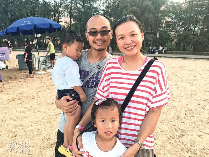 梁先生一家四口(圖)早前到愉景灣巨型充氣迷宮遊玩。他稱迷宮四周有水馬固定,雖然迷宮內沒有工作人員,但在外圍亦可看到迷宮內情况,可陪子女玩,萬一有危險可作提醒。(鄧可盈攝) 梁先生一家四口(圖)早前到愉景灣巨型充氣迷宮遊玩。他稱迷宮四周有水馬固定,雖然迷宮內沒有工作人員,但在外圍亦可看到迷宮內情况,可陪子女玩,萬一有危險可作提醒。(鄧可盈攝)