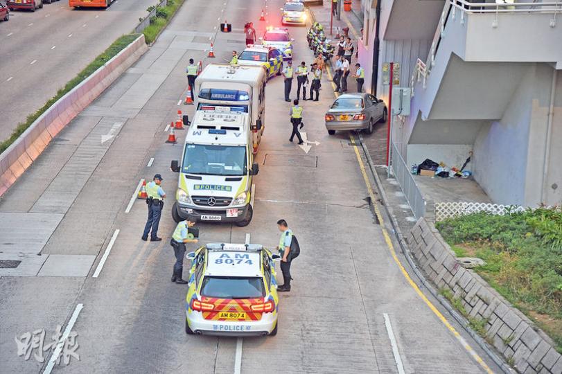 警匪追逐戰中,涉案私家車瘋駕4公里,被警車(前)撞及車尾後,失控撞向橋底始停下(右),警員封鎖現場調查。(蔡方山攝)涉案司機一度落車企圖逃走,迅即被警員制服拘捕,經調查證實已被停牌及身上藏有毒品;事後司機被黑布蒙頭及鎖上手銬,押至其私家車旁協助調查。(蔡方山攝) 警匪追逐戰中,涉案私家車瘋駕4公里,被警車(前)撞及車尾後,失控撞向橋底始停下(右),警員封鎖現場調查。(蔡方山攝)涉案司機一度落車企圖逃走,迅即被警員制服拘捕,經調查證實已被停牌及身上藏有毒品;事後司機被黑布蒙頭及鎖上手銬,押至其私家車旁協助調查。(蔡方山攝)