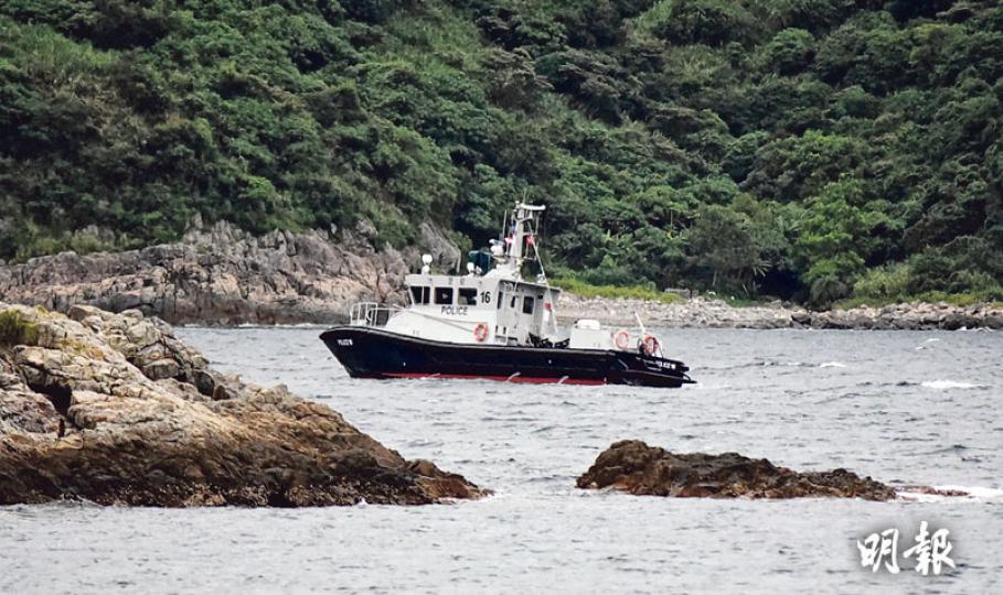 水警輪事後仍停泊在西貢涉事位置,海面不時捲起白頭浪。(林智傑攝)落海試圖拯救友人的56歲姓李男子,送院時胸口綁有自動心肺復蘇儀器,嘴邊有嘔吐物。(林智傑攝)警方在醫院撿走溺斃女子的物件,包括她的一雙鞋及玉手鐲等。(伍浦鋒攝)墮海遇溺身亡女子的親友接到通知後,到醫院了解情况。(伍浦鋒攝) 水警輪事後仍停泊在西貢涉事位置,海面不時捲起白頭浪。(林智傑攝)落海試圖拯救友人的56歲姓李男子,送院時胸口綁有自動心肺復蘇儀器,嘴邊有嘔吐物。(林智傑攝)警方在醫院撿走溺斃女子的物件,包括她的一雙鞋及玉手鐲等。(伍浦鋒攝)墮海遇溺身亡女子的親友接到通知後,到醫院了解情况。(伍浦鋒攝)