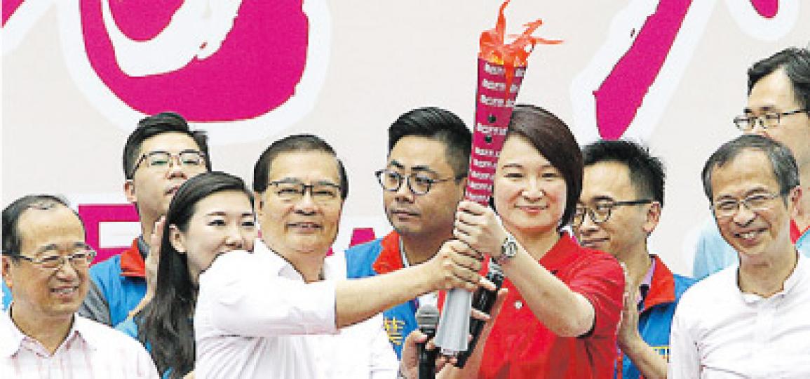 民建聯昨在中環遮打花園的造勢大會,民建聯前主席譚耀宗(前左二)將寓意傳承的火炬交到民建聯主席李慧琼(紅衫者)手中。(林俊源攝) 民建聯昨在中環遮打花園的造勢大會,民建聯前主席譚耀宗(前左二)將寓意傳承的火炬交到民建聯主席李慧琼(紅衫者)手中。(林俊源攝)