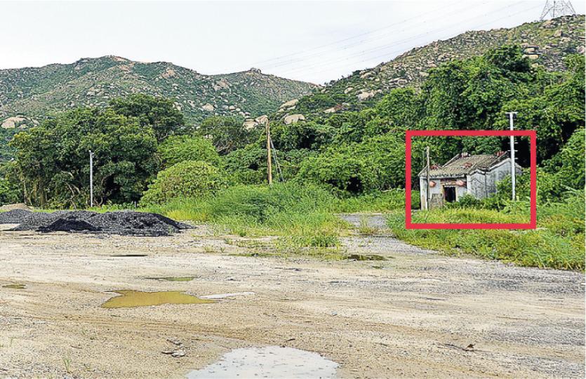 本報於8月4日到龍鼓灘篤尾涌觀察,雖不見有泥頭車出入,但原本的淡水濕地已淹沒在泥頭之下,圖右方原本通往劉氏宗祠(紅框示)的小徑亦已消失。(鄧宗弘攝) 本報於8月4日到龍鼓灘篤尾涌觀察,雖不見有泥頭車出入,但原本的淡水濕地已淹沒在泥頭之下,圖右方原本通往劉氏宗祠(紅框示)的小徑亦已消失。(鄧宗弘攝)
