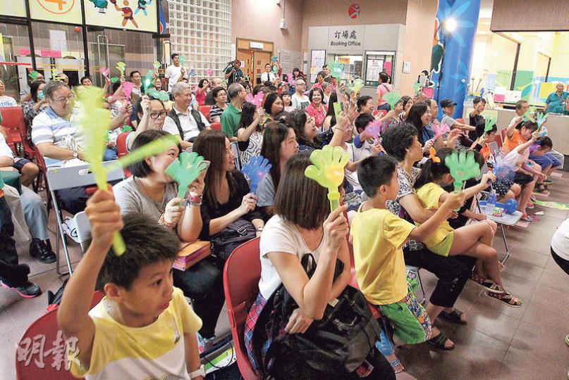 康文署轄下士美非路體育館昨晚直播港隊羽毛球運動員葉姵延及伍家朗賽事,記者觀察賽事開始時一度吸引約80名市民觀看,在場觀眾揮動打氣棒為港隊打氣。(林俊源攝)士美非路體育館昨直播港隊羽毛球賽事,晚上7時30分開賽時,約有80人到場觀看,但至9時後大部分觀眾已離去。(林俊源攝)在港工作的台灣人李先生(左)表示,其妻(右)從圖書館告示得悉士美非路體育館會直播奧運,昨晚與兒子到場,認為氣氛不錯。(林俊源攝) 康文署轄下士美非路體育館昨晚直播港隊羽毛球運動員葉姵延及伍家朗賽事,記者觀察賽事開始時一度吸引約80名市民觀看,在場觀眾揮動打氣棒為港隊打氣。(林俊源攝)士美非路體育館昨直播港隊羽毛球賽事,晚上7時30分開賽時,約有80人到場觀看,但至9時後大部分觀眾已離去。(林俊源攝)在港工作的台灣人李先生(左)表示,其妻(右)從圖書館告示得悉士美非路體育館會直播奧運,昨晚與兒子到場,認為氣氛不錯。(林俊源攝)