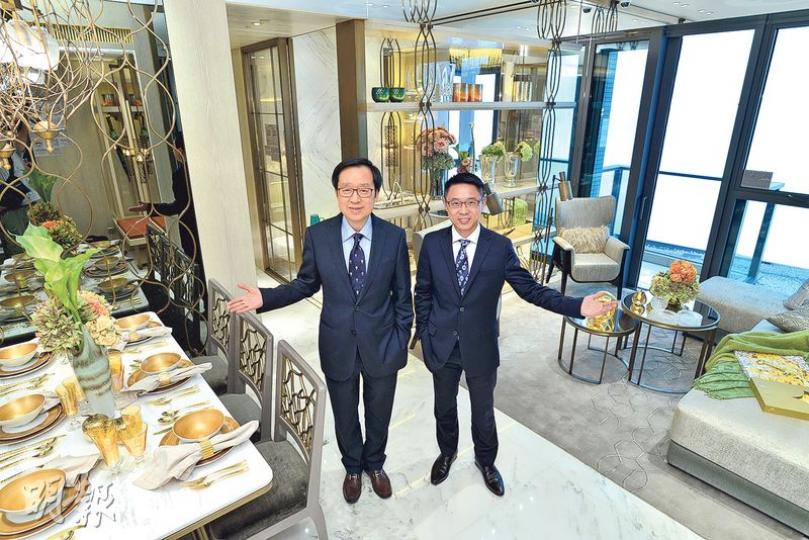 新地副董事總經理雷霆(左)表示,元朗Grand YOHO首推單位涉及約230伙,並會以市價開盤;示範單位最快明日對公眾開放。右為新地代理助理總經理胡致遠。 (馮凱鍵攝) 新地副董事總經理雷霆(左)表示,元朗Grand YOHO首推單位涉及約230伙,並會以市價開盤;示範單位最快明日對公眾開放。右為新地代理助理總經理胡致遠。 (馮凱鍵攝)