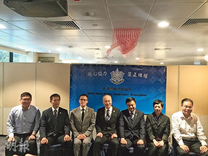 香港警務督察協會換屆後第一次同傳媒見面,左起﹕事務執行委員任廣發、內務秘書長郭溢樑、副主席曾昭顯、主席李占安、秘書廖奇新、司庫黃美愉及事務執行委員蕭孝良。(利君雅攝) 香港警務督察協會換屆後第一次同傳媒見面,左起﹕事務執行委員任廣發、內務秘書長郭溢樑、副主席曾昭顯、主席李占安、秘書廖奇新、司庫黃美愉及事務執行委員蕭孝良。(利君雅攝)