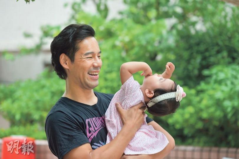 平日包包很喜歡看噴水池的水流動,拍攝當天剛下着微雨,徐榮抱起她時,她竟被雨點打落玻璃天花板的情景吸引,擺出高難度拗腰動作看雨點。(鄧宗弘攝) 平日包包很喜歡看噴水池的水流動,拍攝當天剛下着微雨,徐榮抱起她時,她竟被雨點打落玻璃天花板的情景吸引,擺出高難度拗腰動作看雨點。(鄧宗弘攝)
