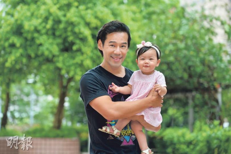 「馬家好」 笑一笑,世界更美妙!(鄧宗弘攝)十個月大的包包正在出牙仔,現已長有四隻乳齒,因「牙痕」常把手指放進口中,幸好無阻她綻放招牌可愛笑容。(鄧宗弘攝) 「馬家好」 笑一笑,世界更美妙!(鄧宗弘攝)十個月大的包包正在出牙仔,現已長有四隻乳齒,因「牙痕」常把手指放進口中,幸好無阻她綻放招牌可愛笑容。(鄧宗弘攝)