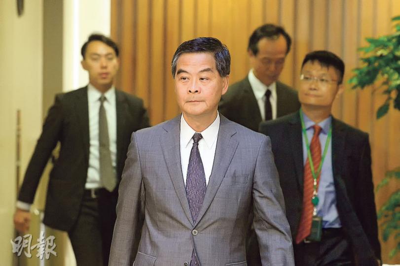 特首梁振英(中)昨在行政會議開會前回應記者提問,表示主張或參加港獨此「潮流」的港人,個人付出的代價非常大,整個香港社會亦會陪着他付出這代價,除了對社會穩定造成很大影響,亦對香港與中央間的關係造成很大破壞。(楊柏賢攝) 特首梁振英(中)昨在行政會議開會前回應記者提問,表示主張或參加港獨此「潮流」的港人,個人付出的代價非常大,整個香港社會亦會陪着他付出這代價,除了對社會穩定造成很大影響,亦對香港與中央間的關係造成很大破壞。(楊柏賢攝)