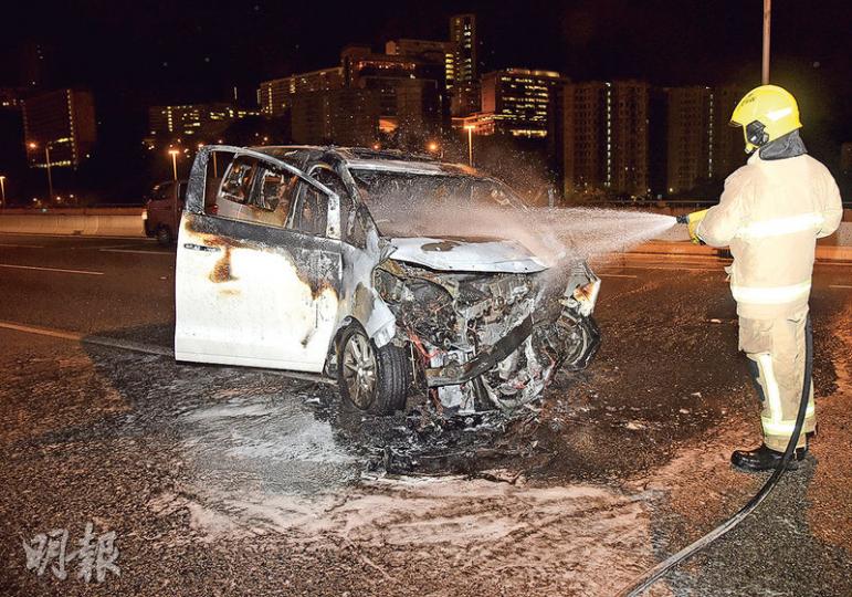 肇事七人車連撞電單車及石壆,反彈路中起火,消防趕至開喉將火救熄。(蔡方山攝) 肇事七人車連撞電單車及石壆,反彈路中起火,消防趕至開喉將火救熄。(蔡方山攝)