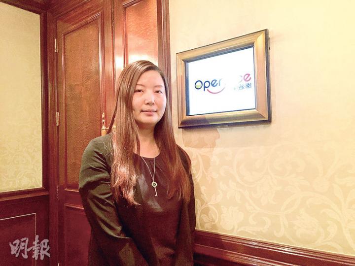 OpenRice常務董事黃鳳鳴話佢哋有專門審批食評嘅部門,會篩走「打手」嘅食評,但承認分辨打手唔易。(劉嘉裕攝) OpenRice常務董事黃鳳鳴話佢哋有專門審批食評嘅部門,會篩走「打手」嘅食評,但承認分辨打手唔易。(劉嘉裕攝)