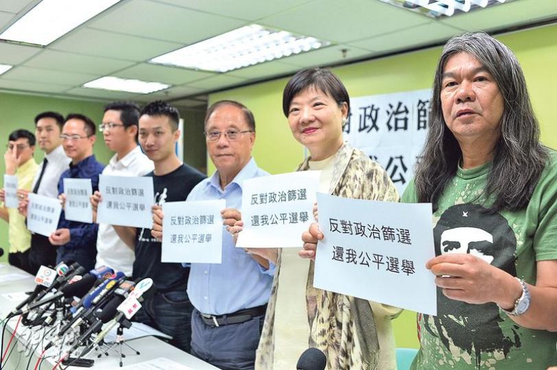 民陣周日舉行遊行,抗議立會拒選事件,公民黨主席余若薇(右二)稱不支持港獨,但形容禁止討論港獨是「好大問題」,民主黨楊森(右三)認為參選權應開放。(鄧宗弘攝) 民陣周日舉行遊行,抗議立會拒選事件,公民黨主席余若薇(右二)稱不支持港獨,但形容禁止討論港獨是「好大問題」,民主黨楊森(右三)認為參選權應開放。(鄧宗弘攝)