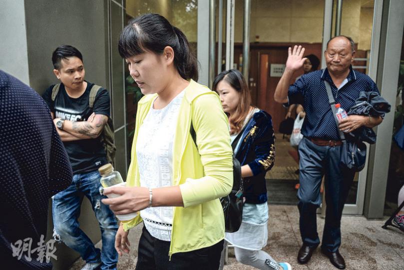 4名內地婦人涉以假證件虛報年齡案,昨日在沙田法院審理,圖為家屬聽取判刑後離開法庭。(鍾林枝攝) 4名內地婦人涉以假證件虛報年齡案,昨日在沙田法院審理,圖為家屬聽取判刑後離開法庭。(鍾林枝攝)