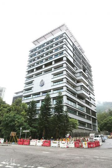 青山灣入境事務中心(圖)日前有約100名非華裔被羈留者拒回寢室並靜坐,其中二人情緒激動擲物,中心職員曾出動胡椒噴霧制止,事件中無人受傷。(伍浦鋒攝) 青山灣入境事務中心(圖)日前有約100名非華裔被羈留者拒回寢室並靜坐,其中二人情緒激動擲物,中心職員曾出動胡椒噴霧制止,事件中無人受傷。(伍浦鋒攝)