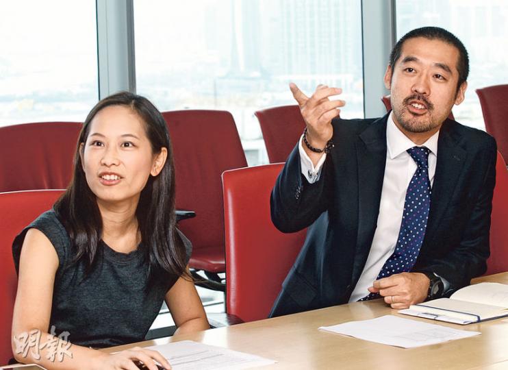 法興證券上市產品銷售部主管陳其志(右)表示,選擇牛熊證時要留意買賣差價,有些貼近收回價的牛熊證的差價會較闊。旁為法興銀行上市產品銷售部副總裁蔡秀虹。(李紹昌攝) 法興證券上市產品銷售部主管陳其志(右)表示,選擇牛熊證時要留意買賣差價,有些貼近收回價的牛熊證的差價會較闊。旁為法興銀行上市產品銷售部副總裁蔡秀虹。(李紹昌攝)