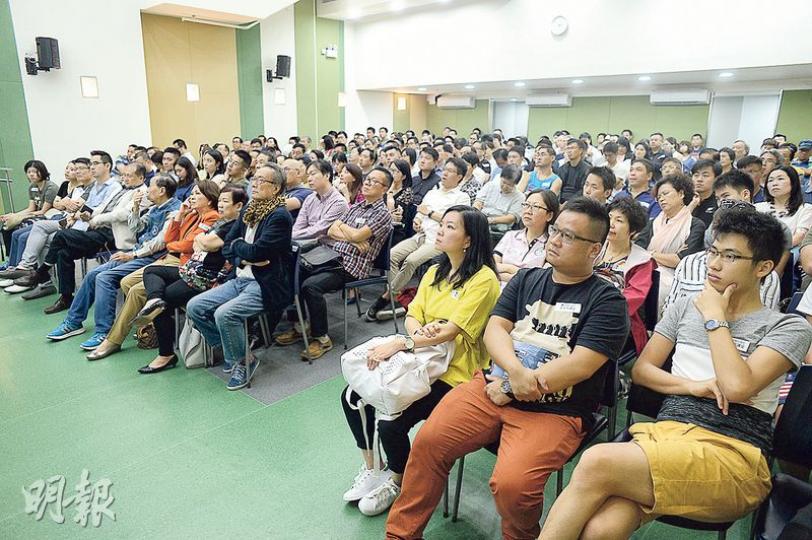 明報出版社上周六舉辦投資者講座反應熱烈,幾乎坐無虛席。(鍾林枝攝) 明報出版社上周六舉辦投資者講座反應熱烈,幾乎坐無虛席。(鍾林枝攝)