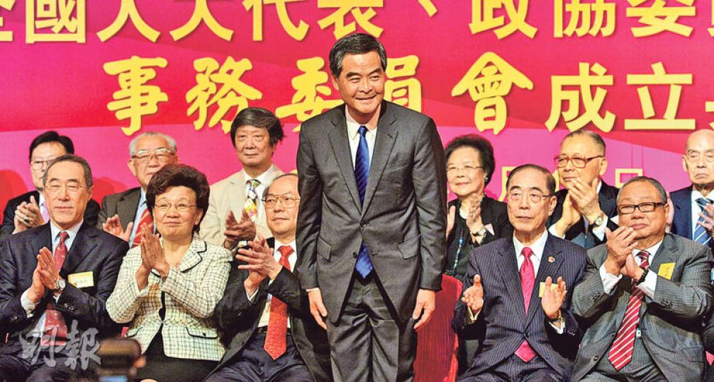 特首梁振英（站立者）昨出席「香港友好協進會」活動時致辭，強調香港居民為了國家和自身利益，有必要維護國家主權、領土完整和國家安全。前排左一及左二為全國政協常委唐英年及中聯辦副主任殷曉靜。唐英年認為，港獨是「偽議題」。（鄧宗弘攝）