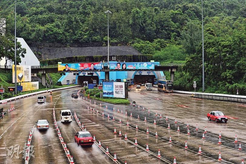 政府招標研究隧道分流,除了3條過海隧道,亦加入3條連接九龍及沙田的隧道,其中大老山隧道(圖)由大老山隧道有限公司負責興建及營運,其專營權將於2018年屆滿。(鄧宗弘攝) 政府招標研究隧道分流,除了3條過海隧道,亦加入3條連接九龍及沙田的隧道,其中大老山隧道(圖)由大老山隧道有限公司負責興建及營運,其專營權將於2018年屆滿。(鄧宗弘攝)