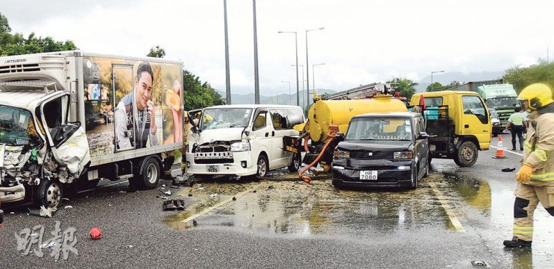 吐露港公路接連發生交通意外,其中有化糞車(右後)糞缸在意外中爆裂,糞水傾瀉滿地,傳出惡臭。(蔡方山攝)被夾困客貨車內的司機由消防救出,救護員即場為他治理傷勢(圖),他說幸好被困時車輛沒有起火,否則後果不堪設想。(蔡方山攝) 吐露港公路接連發生交通意外,其中有化糞車(右後)糞缸在意外中爆裂,糞水傾瀉滿地,傳出惡臭。(蔡方山攝)被夾困客貨車內的司機由消防救出,救護員即場為他治理傷勢(圖),他說幸好被困時車輛沒有起火,否則後果不堪設想。(蔡方山攝)
