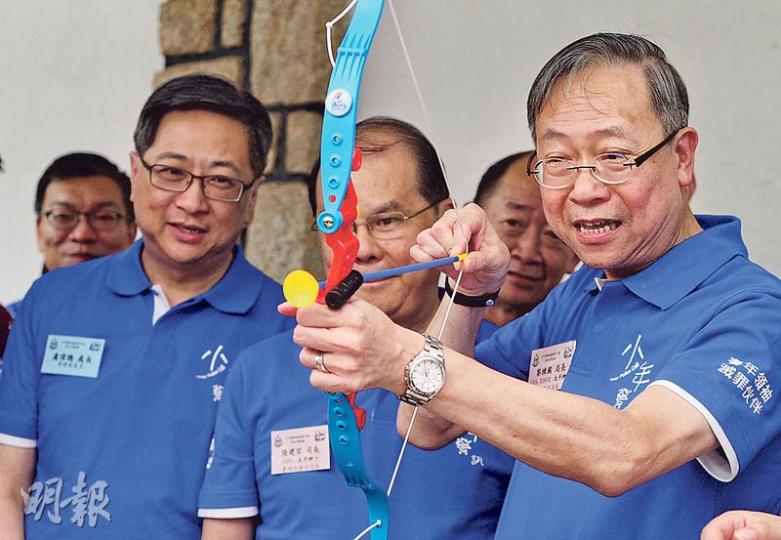 警務處長盧偉聰(前左)昨日與保安局長黎棟國(前右)及署理政務司長張建宗(前中)一起出席少年警訊夏令營活動。盧在活動後回應傳媒提問,避談警方會否向葵涌工廈「武器庫」4名獲撤控的被捕者致歉,又說「沒顯示任何一方有任何出錯」。(鄧宗弘攝) 警務處長盧偉聰(前左)昨日與保安局長黎棟國(前右)及署理政務司長張建宗(前中)一起出席少年警訊夏令營活動。盧在活動後回應傳媒提問,避談警方會否向葵涌工廈「武器庫」4名獲撤控的被捕者致歉,又說「沒顯示任何一方有任何出錯」。(鄧宗弘攝)