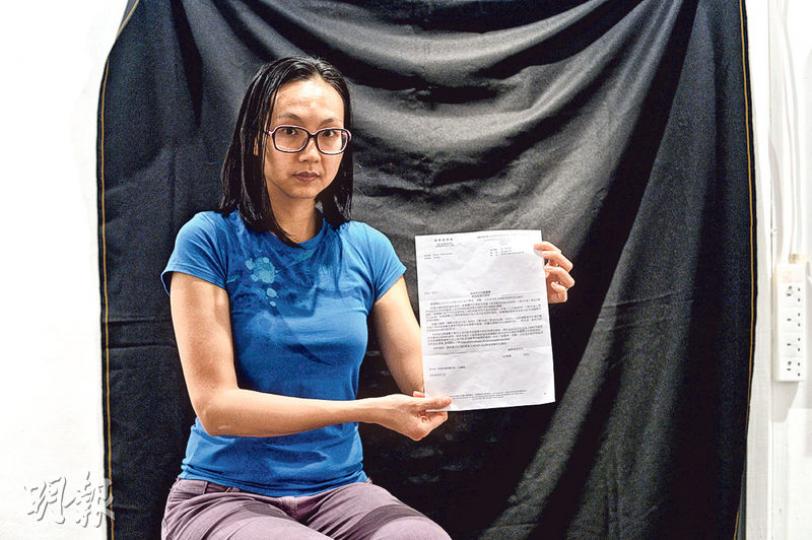 藝術家張嘉莉所屬的藝術團體「時差」,上周五被藝發局剔除出「指明團體」之列,翌日收到選舉事務處來信,指該團體或會失去選民資格,並需於5個工作天內補交其他選民資格證明,才可重新成為體育、演藝、文化及出版界功能界別團體選民。(鍾林枝攝) 藝術家張嘉莉所屬的藝術團體「時差」,上周五被藝發局剔除出「指明團體」之列,翌日收到選舉事務處來信,指該團體或會失去選民資格,並需於5個工作天內補交其他選民資格證明,才可重新成為體育、演藝、文化及出版界功能界別團體選民。(鍾林枝攝)