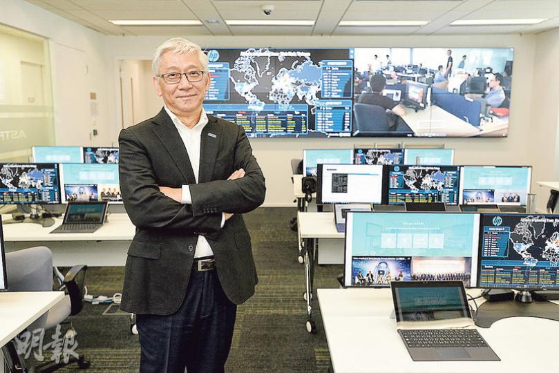 香港應科院行政總裁湯復基(圖)身後的大屏幕,是「網絡世界大戰」的地圖,時而看到各地黑客攻擊不同地區的網絡。而這個房間俗稱「靶場」,日後銀行業的培訓課程,包括上靶場參與一場48小時的網絡攻防戰。(楊柏賢攝) 香港應科院行政總裁湯復基(圖)身後的大屏幕,是「網絡世界大戰」的地圖,時而看到各地黑客攻擊不同地區的網絡。而這個房間俗稱「靶場」,日後銀行業的培訓課程,包括上靶場參與一場48小時的網絡攻防戰。(楊柏賢攝)