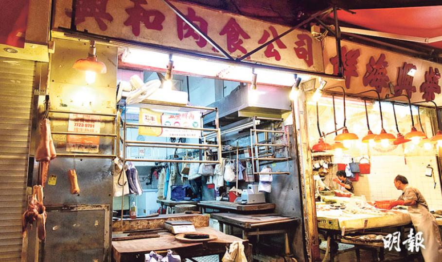 「哮喘豬」流入市面後,有27個零售點受影響,包括灣仔興和肉食公司,其負責人蔡小姐指有70多公斤豬肉被銷毁,此後生意大跌七成,希望政府賠償。(馮凱鍵攝) 「哮喘豬」流入市面後,有27個零售點受影響,包括灣仔興和肉食公司,其負責人蔡小姐指有70多公斤豬肉被銷毁,此後生意大跌七成,希望政府賠償。(馮凱鍵攝)