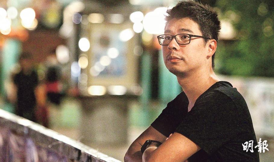 當了8年合約教師的李家宏,入行時以為終可轉做常額教師,但多年仍未如願。他指校長是良心僱主,給他合理薪金,無奈在制度下他只能做合約教師。(林俊源攝) 當了8年合約教師的李家宏,入行時以為終可轉做常額教師,但多年仍未如願。他指校長是良心僱主,給他合理薪金,無奈在制度下他只能做合約教師。(林俊源攝)