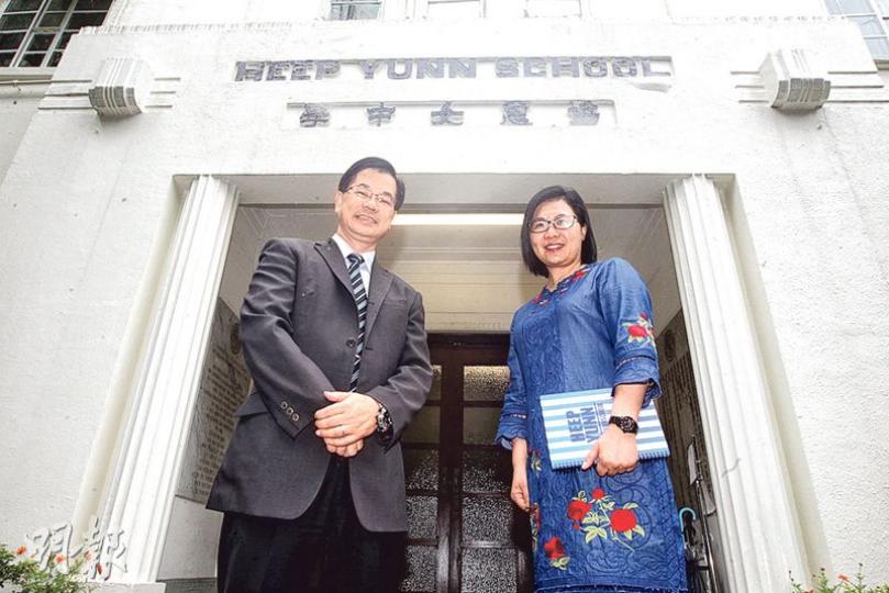 協恩中學校長李鎮洪(左)在該校任教37年,本月底即將退休,接棒的是曾於協恩任教的舊生、現任聖公會蔡功譜中學校長梁少儀(右)。梁指討論港獨議題會提供全面資訊予學生,不限於《基本法》。(李紹昌攝) 協恩中學校長李鎮洪(左)在該校任教37年,本月底即將退休,接棒的是曾於協恩任教的舊生、現任聖公會蔡功譜中學校長梁少儀(右)。梁指討論港獨議題會提供全面資訊予學生,不限於《基本法》。(李紹昌攝)