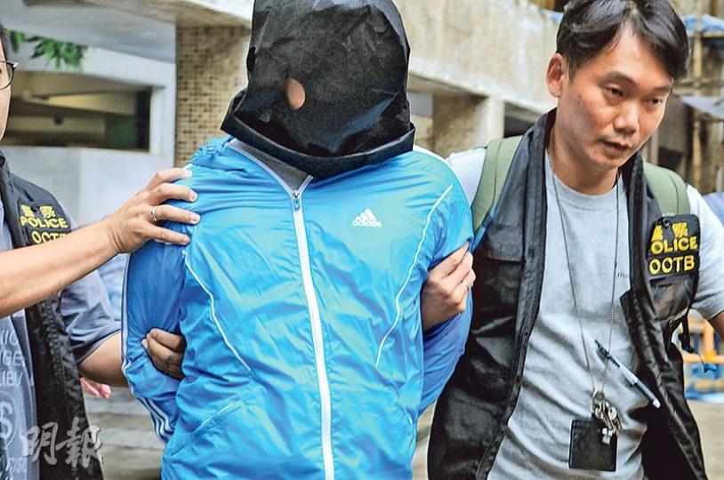 被捕男子被黑布蒙頭,由探員押返上警車帶返警署扣查。(陳柔雅攝) 被捕男子被黑布蒙頭,由探員押返上警車帶返警署扣查。(陳柔雅攝)