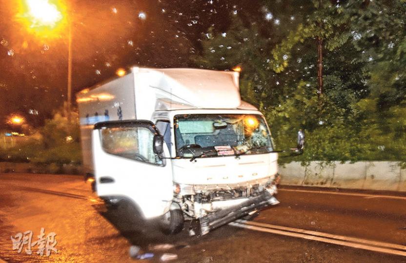 貨車失控撞壆後反彈路中,貨車車頭泵把甩脫,擋風玻璃碎裂。車上一名司機及一名乘客車禍後逃去無蹤。(蔡方山攝)車禍後被撞的石壆損毁嚴重。警方正根據涉事貨車登記資料,追查涉案司機及乘客的下落,暫時無人被捕。(蔡方山攝)車禍後司機及乘客不顧而去,兩人向清麗苑方向逃去。有目擊者指其中一人血流披面。消防員到場後,嘗試於清麗苑一帶搜索傷者。(蔡方山攝) 貨車失控撞壆後反彈路中,貨車車頭泵把甩脫,擋風玻璃碎裂。車上一名司機及一名乘客車禍後逃去無蹤。(蔡方山攝)車禍後被撞的石壆損毁嚴重。警方正根據涉事貨車登記資料,追查涉案司機及乘客的下落,暫時無人被捕。(蔡方山攝)車禍後司機及乘客不顧而去,兩人向清麗苑方向逃去。有目擊者指其中一人血流披面。消防員到場後,嘗試於清麗苑一帶搜索傷者。(蔡方山攝)