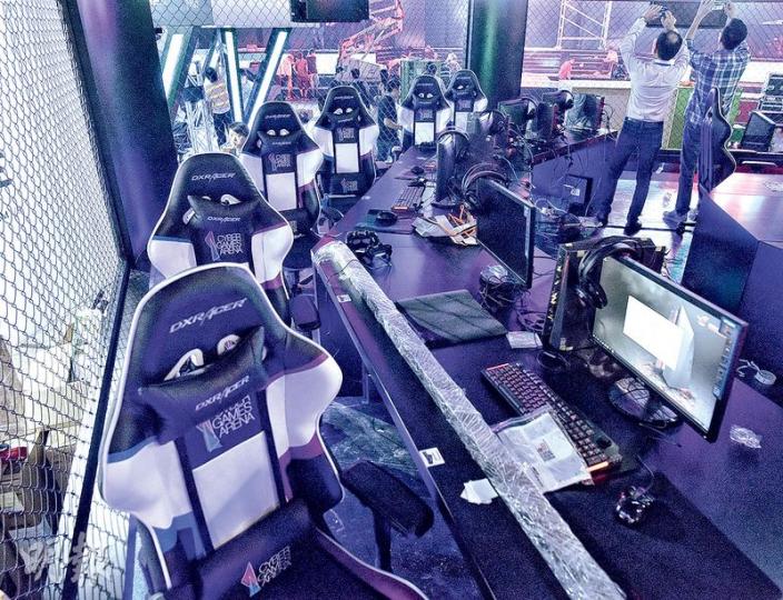 「香港電競節2016」首次引入電競擂台「E-sport Arena」,場地設計模仿綜合格鬥比賽(MMA)的擂台。玩家除了可以玩《英雄聯盟》等熱門遊戲,更可重溫經典遊戲,例如《拳皇》、《炸彈人》等,勝出者可留下挑戰其他玩家。(馮凱鍵攝) 「香港電競節2016」首次引入電競擂台「E-sport Arena」,場地設計模仿綜合格鬥比賽(MMA)的擂台。玩家除了可以玩《英雄聯盟》等熱門遊戲,更可重溫經典遊戲,例如《拳皇》、《炸彈人》等,勝出者可留下挑戰其他玩家。(馮凱鍵攝)
