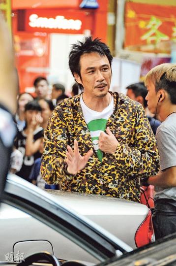 吳鎮宇自編自導自演的電影於旺角西洋菜南街取景拍攝,前晚遭一男子滋擾,傷及3人,吳當時不在場,而昨晚則現身現場繼續拍攝(圖)。(鍾偉茵攝) 吳鎮宇自編自導自演的電影於旺角西洋菜南街取景拍攝,前晚遭一男子滋擾,傷及3人,吳當時不在場,而昨晚則現身現場繼續拍攝(圖)。(鍾偉茵攝)