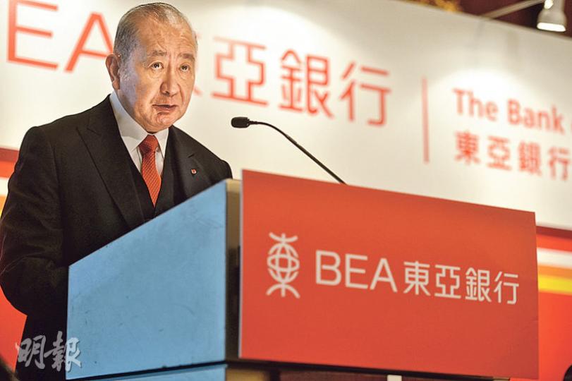 東亞銀行主席李國寶(圖)表示,會繼續整合內地支行,同時亦完成對本港分行網絡的檢討,未來3年會持續減少分行樓面面積。該行上半年業績較預期差,因此拋出3年的節省成本計劃。(黃志東攝) 東亞銀行主席李國寶(圖)表示,會繼續整合內地支行,同時亦完成對本港分行網絡的檢討,未來3年會持續減少分行樓面面積。該行上半年業績較預期差,因此拋出3年的節省成本計劃。(黃志東攝)
