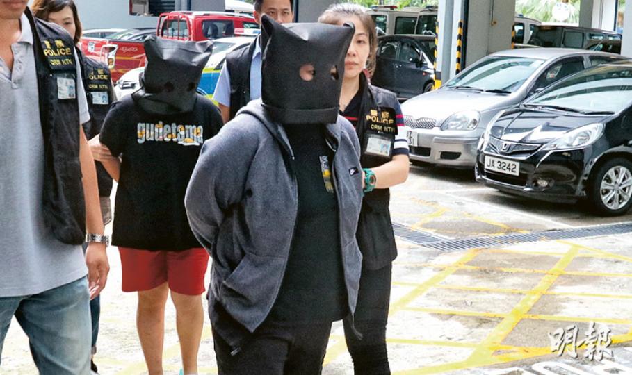 警方前日拘捕一對姊姊花(前姊後妹),涉嫌向親友訛稱可以優惠價代購電子產品,騙得95人合共260萬元。(林智傑攝)警方在兩姊妹寓所檢獲大批銀行入數紙、外幣及手機等證物;其中外幣疑為兩姊妹利用騙款外遊用剩。(林智傑攝) 警方前日拘捕一對姊姊花(前姊後妹),涉嫌向親友訛稱可以優惠價代購電子產品,騙得95人合共260萬元。(林智傑攝)警方在兩姊妹寓所檢獲大批銀行入數紙、外幣及手機等證物;其中外幣疑為兩姊妹利用騙款外遊用剩。(林智傑攝)