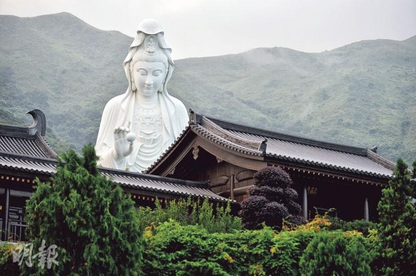 慈山寺(圖)位於大埔汀角,由長實地產主席李嘉誠透過其基金會出資逾17億元建設及提供日常經費,並豎立了全球第二高的戶外觀音像。該寺於去年4月起免費向公眾開放,內設防彈的禪修室。(鄧宗弘攝) 慈山寺(圖)位於大埔汀角,由長實地產主席李嘉誠透過其基金會出資逾17億元建設及提供日常經費,並豎立了全球第二高的戶外觀音像。該寺於去年4月起免費向公眾開放,內設防彈的禪修室。(鄧宗弘攝)