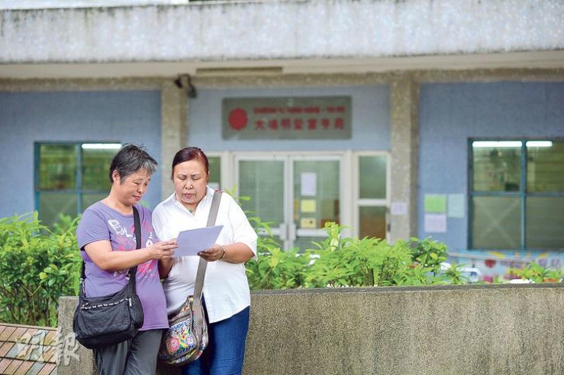 大埔富亨邨安老院「明愛富亨苑」前護理員陳春華(右)聲稱癌症康復後復工,其後遭解僱,正申請法援擬控告明愛涉殘疾歧視。左為支持陳追究事件的前同事鄺姑娘。(鄧宗弘攝) 大埔富亨邨安老院「明愛富亨苑」前護理員陳春華(右)聲稱癌症康復後復工,其後遭解僱,正申請法援擬控告明愛涉殘疾歧視。左為支持陳追究事件的前同事鄺姑娘。(鄧宗弘攝)