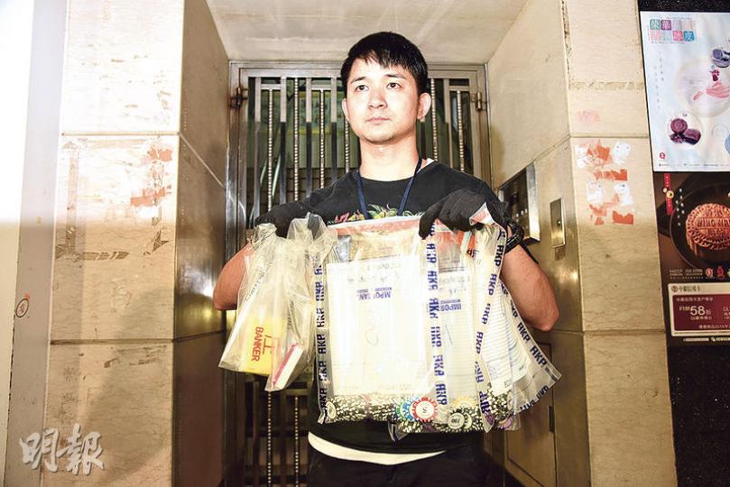 警方在荃灣破獲非法網上百家樂賭檔,檢獲約3萬元現金、籌碼、電腦及賭具等證物。(蔡方山攝) 警方在荃灣破獲非法網上百家樂賭檔,檢獲約3萬元現金、籌碼、電腦及賭具等證物。(蔡方山攝)