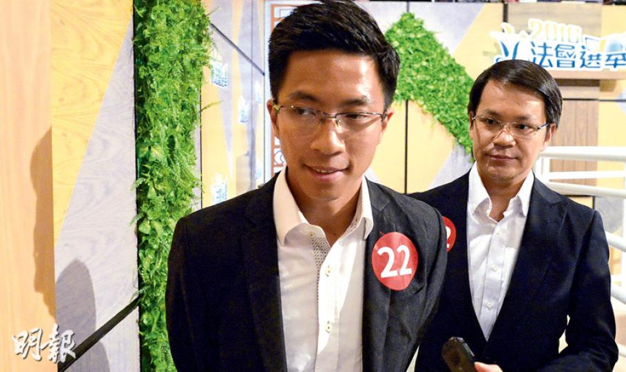 參選新界東立法會選舉的陳克勤(右)團隊中排名第8的侯漢碩(左)被指出售丁權。本報昨日向侯及陳查詢,陳回應稱,若侯違法,相信當日法官會移交執法機關處理。侯則先稱無補充,後澄清不涉及套丁,他並未收錢賣丁,又指法庭判其勝訴,事件現交由律師處理。(明報記者攝)陳克勤團隊成員侯漢碩被指賣丁,該座於上水坑頭的丁屋於2010年完工。現場所見,門外空地有磚頭砌起矮牆,地下及一樓現時仍丟空,欄杆掛有招租橫額。(明報記者攝) 參選新界東立法會選舉的陳克勤(右)團隊中排名第8的侯漢碩(左)被指出售丁權。本報昨日向侯及陳查詢,陳回應稱,若侯違法,相信當日法官會移交執法機關處理。侯則先稱無補充,後澄清不涉及套丁,他並未收錢賣丁,又指法庭判其勝訴,事件現交由律師處理。(明報記者攝)陳克勤團隊成員侯漢碩被指賣丁,該座於上水坑頭的丁屋於2010年完工。現場所見,門外空地有磚頭砌起矮牆,地下及一樓現時仍丟空,欄杆掛有招租橫額。(明報記者攝)