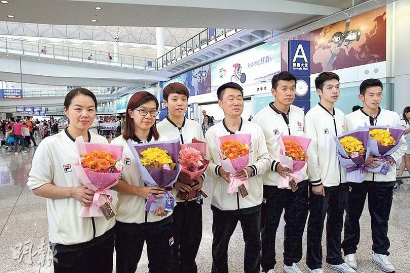 香港乒乓代表團戰畢奧運,經歷30小時機程終返抵香港,總教練陳江華(右四)滿意整體發揮。圖為黃鎮廷(右起)、何鈞傑、唐鵬、陳江華、杜凱琹、李皓晴、帖雅娜。(李紹昌攝) 香港乒乓代表團戰畢奧運,經歷30小時機程終返抵香港,總教練陳江華(右四)滿意整體發揮。圖為黃鎮廷(右起)、何鈞傑、唐鵬、陳江華、杜凱琹、李皓晴、帖雅娜。(李紹昌攝)