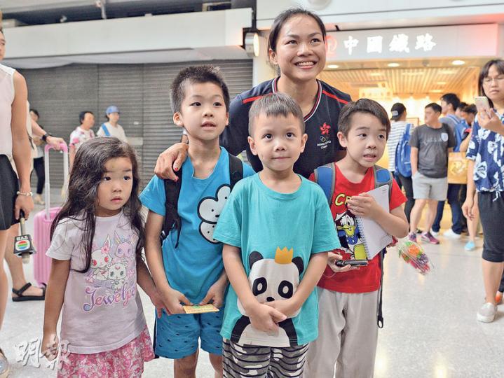 到紅磡站迎接李慧詩返港的市民中,包括7歲的John(前左二起)、5歲「壽星」Issac及6歲的Asher,均是「牛下女車神」的小粉絲,他們昨日送上自己繪畫的畫作給李慧詩後,興奮與她合照。(鄧宗弘攝) 到紅磡站迎接李慧詩返港的市民中,包括7歲的John(前左二起)、5歲「壽星」Issac及6歲的Asher,均是「牛下女車神」的小粉絲,他們昨日送上自己繪畫的畫作給李慧詩後,興奮與她合照。(鄧宗弘攝)