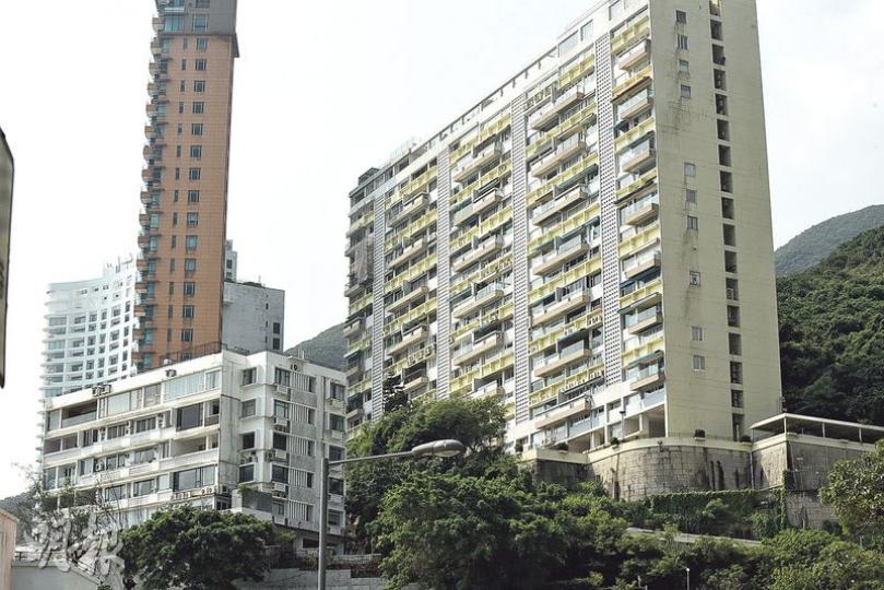 著名香港華人建築師陸謙受1991年去世,其遺產特別受託人中國銀行日前入稟高院,要求其次子陸承澤交還物業、股票及現金,包括陸參與設計的淺水灣保華大廈(圖)的兩層複式豪宅物業。(鍾炳然攝) 著名香港華人建築師陸謙受1991年去世,其遺產特別受託人中國銀行日前入稟高院,要求其次子陸承澤交還物業、股票及現金,包括陸參與設計的淺水灣保華大廈(圖)的兩層複式豪宅物業。(鍾炳然攝)